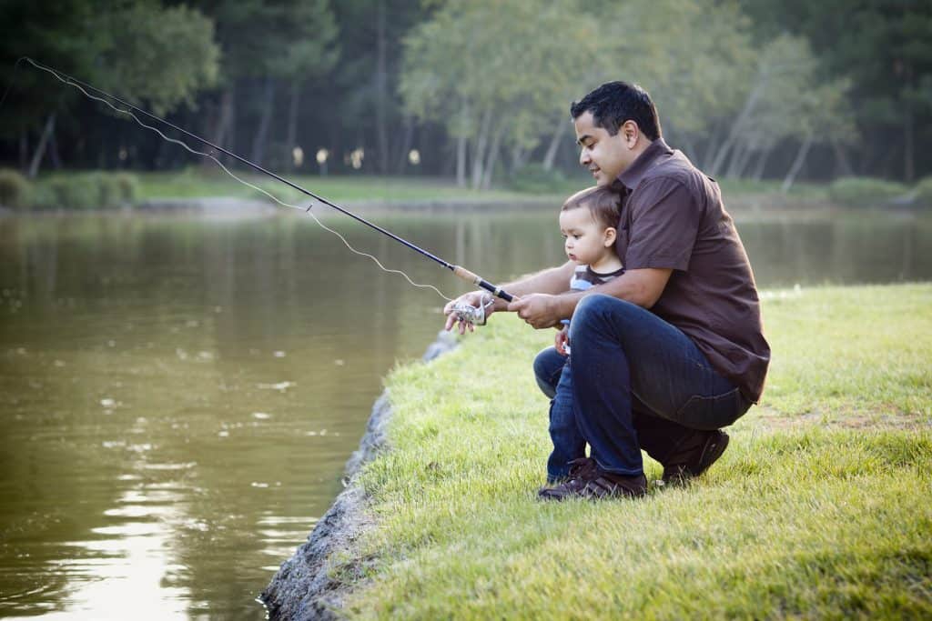 діти на риболовлі