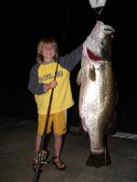 Дев'ятилітній рибалка зловив рибу важчу від себе